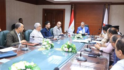 محافظ سوهاج يناقش الموقف التنفيذي لمحور دار السلام