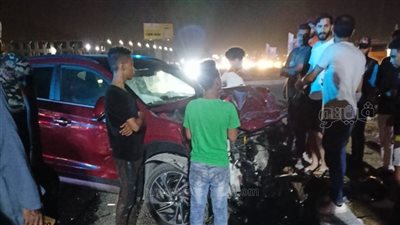 أول صور لإصابة 4 أشخاص في حادث تصادم سيارتين على طريق السويس