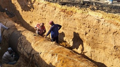 تواصل أعمال إصلاح خط المياه أمام الكلية الحربية (صور)