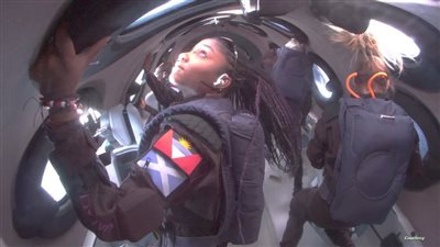 فيرجن جالاكتيك ترسل 3 سياح إلى حافة الفضاء (فيديو)