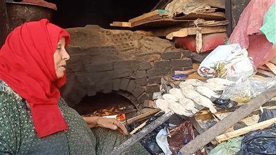 محدش بياكلها بالساهل، حكاية الحاجة وداد مع صهد الفرن لشوي السمك في عز الحر (فيديو وصور) 