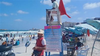 رفع الرايات الصفراء والحمراء على شواطئ الإسكندرية (صور)