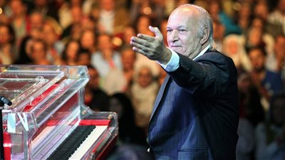 عمر خيرت يزلزل تويتر بعد حفله الرائع بالعلمين، ومتابعون: عشنا في الخيال مبدع وعظيم كالعادة