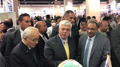 عادل زين الدين يتفقد جناح جامعة طيبة التكنولوجية بمعرض التعليم العالي 
