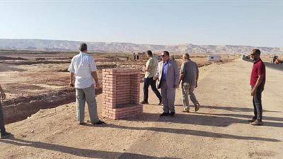 تمهيدًا لافتتاحه، إنشاء أول نقاط تفتيش أمنية على طريق تنيدة منفلوط (صور)