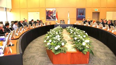 وزير الطيران يعقد اجتماعا لاستعراض الخطط الأمنية بالمطارات