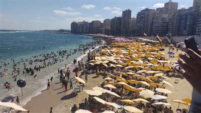 5 شواطئ كاملة العدد في الإسكندرية رغم رفع الرايات الحمراء (صور)