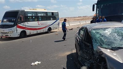 حادث تصادم بين سيارة وأتوبيس على طريق الإسكندرية - مطروح الساحلي (صور)
