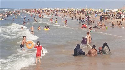 توافد المصطافين للاستمتاع بشواطئ بلطيم (صور)