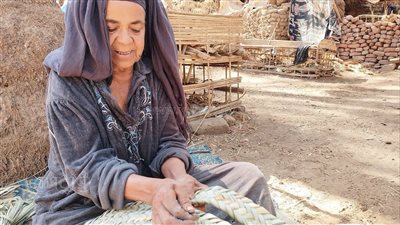 سيدة صناعة المقاطف بالصعيد تروي قصة كفاحها في مهنة الشقاء.. وتؤكد: زوجي تخلى عني بـ 3 أطفال (فيديو)