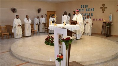 مطران الكنيسة اللاتينية بمصر يحتفل بعيد القديسة كلارا