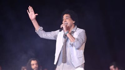 محمد منير يشعل الأجواء بحفل العلمين الجديدة (فيديو)
