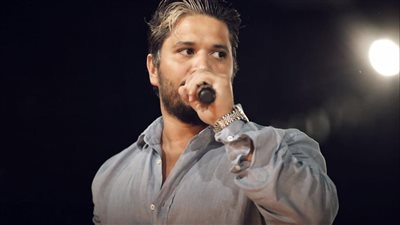 أداء هزيل لمصطفى حجاج في تقديم أغنية لـ كوكب الشرق بحفل جدة، ومتابعون: أهان نفسه (فيديو)