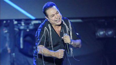 حكيم يحتفل بعيد ميلاده الـ 60 مع أسرته 