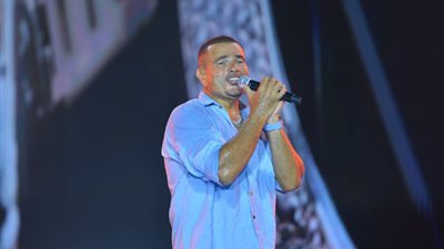 في حفل كامل العدد، عمرو دياب يشعل الأجواء بالساحل الشمالي بـ 
