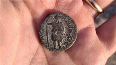 طفل يعثر على قطعة نقود عمرها 1800 عام 