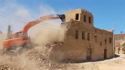 إزالة منازل آيلة للسقوط بقرى الراشدة حرصًا على حياة المواطنين بالوادي الجديد