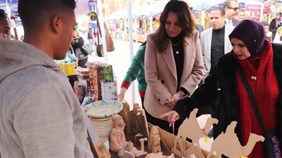 وزير التنمية المحلية ومحافظ الجيزة يفتتحان معرض منتجات الحرف اليدوية على الطبل البلدي (فيديو)