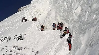  تركت المرشد يموت لتحطم الرقم القياسي لتسلق الجبال (فيديو)
