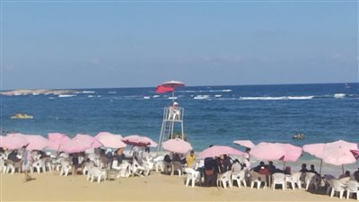 إقبال كثيف على شواطئ الإسكندرية رغم رفع الرايات الحمراء 