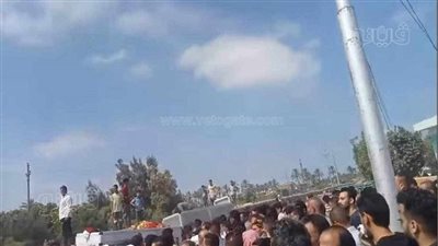بينهم أب ونجلتاه، جنازة شعبية مهيبة لضحايا حادث الصالحية الستة بالشرقية (فيديووصور)