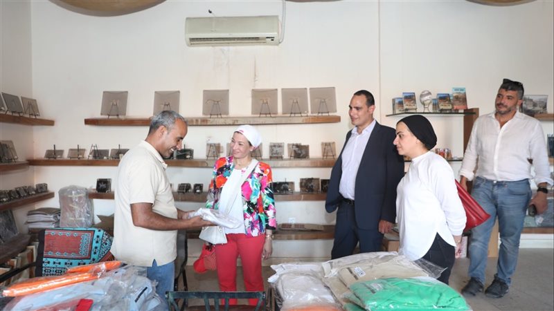 وزيرة البيئة خلال