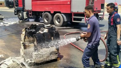 المعمل الجنائي يعاين حريقا نشب داخل مصنع طباعة وتغليف بالروبيكي 