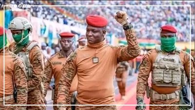  طرد الفرنسيين وشبهوه بجيفارا القارة.. إبراهيم تراوري أصغر قائد أفريقي (فيديوجراف)