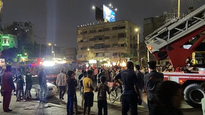 النيابة تعاين حريقا هائلا في عقار مكون من 12 طابقا بالسيدة زينب (فيديو وصور)