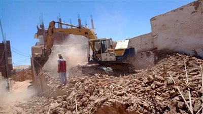 استمرار إزالة المنازل الآيلة للسقوط بقرية برباية في الوادي الجديد