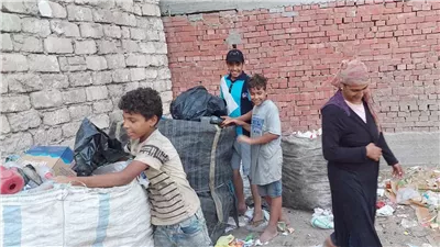صباح تجمع الخردة وتبيعها في المزادات لتتقي السجن وتطعم أطفالها (فيديو وصور)