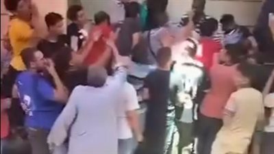 زحام شديد وطوابير لشراء السجائر من باب البحر بعد انخفاض أسعارها (فيديو) 