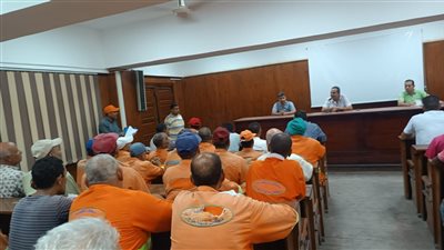 رئيس مدينة طوخ لعمال النظافة: لولاكم ما كان مسئول منا فى مكتبه