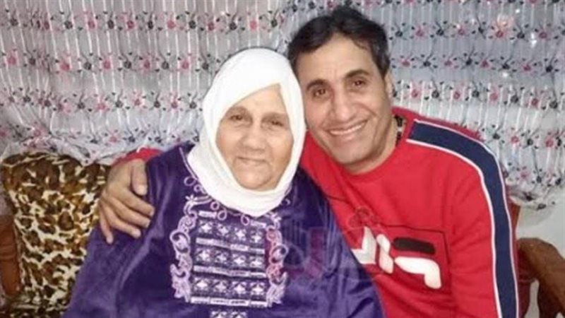 أحمد شيبة مع والدته،