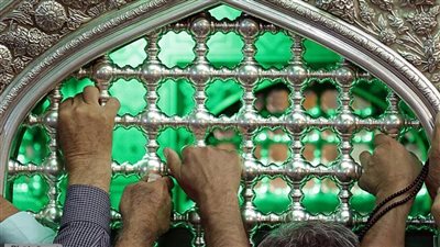 ما حكم المسح على القبر وتقبيله؟ الإفتاء تجيب