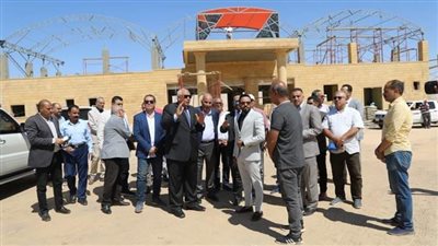 محافظ الوادي الجديد يتفقد نادي الهجن والفروسية الدولي 