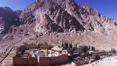 السياحة تبحث آخر مستجدات أعمال فريق عمل مشروع تطوير موقع التجلي الأعظم