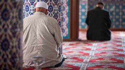 ما حكم جمع صلاة العصر قصرًا مع الجمعة للمسافر؟ الإفتاء تجيب