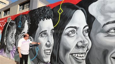 محافظ أسوان يتفقد أعمال الجدارية الفنية بكورنيش النيل القديم (صور)