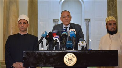 أمين المجلس الأعلى للآثار يتفقد الجامع الأقمر بعد افتتاحه لأداء الصلوات (فيديو)