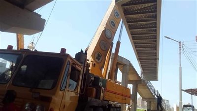 بدء تركيب الكمرات الحديدية على كوبرى مشاة الملكية بملوي بالمنيا (صور)