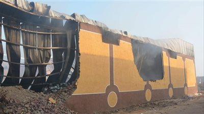 6 سيارات للسيطرة على حريق مخزن للمواد الغذائية بالخانكة (صور)