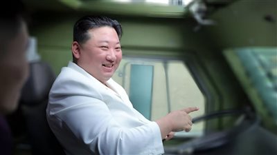 يقود مدرعة، آخر ظهور لزعيم كوريا الشمالية خلال زيارته مصنع أسلحة