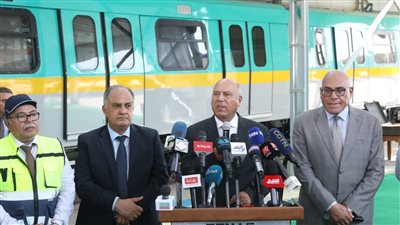 وزير النقل يزور مصنع سيماف ويتفقد أحد قطارات الخط الثالث للمترو (صور)