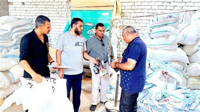 ضبط 17 طن نخالة مخلوطة بقشر الأرز المطحون في البحيرة (صور)