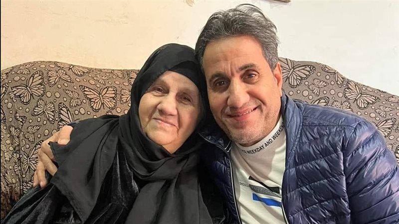 أحمد شيبة ووالدته،