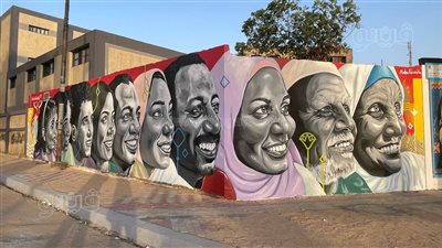 جدارية لوجوه مبتسمة تزين كورنيش النيل في أسوان (صور) 