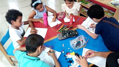 ورش لتعليم الرسم للأطفال مجانا بمكتبة البحر الأعظم 