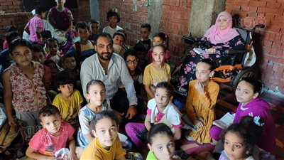 سارة بنت المنوفية من ذوي الهمم وهبت حياتها لتحفيظ أطفال قريتها القرآن بالمجان (فيديو)