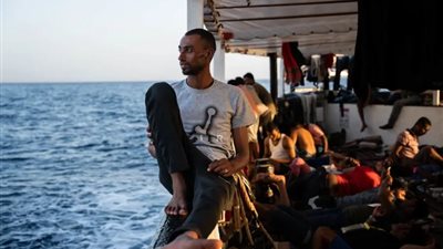 نصف مليون دولار مكسب في اليوم الواحد.. شركات حوالات مالية متواطئة مع مهربي الهجرة غير الشرعية (فيديو)